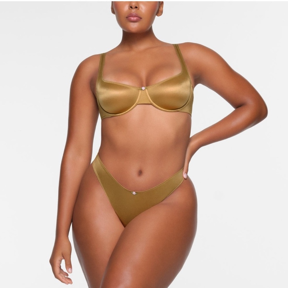 SKIMS STRETCH SATIN UNDERWIRE SCOOP BRA PYRITE 32B